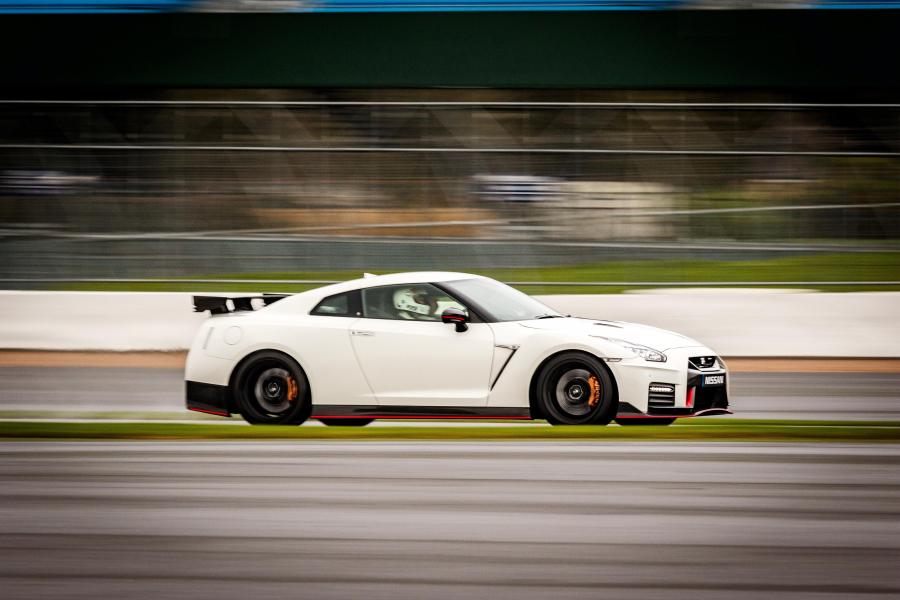  Nissan GT-R Nismo 2017 года  (UK) (фото 12 из 21)
